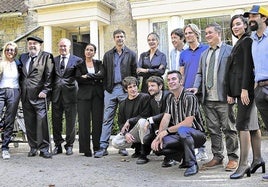 Foto del elenco a las puertas de Chillida Leku, donde se desarrolla el rodaje.