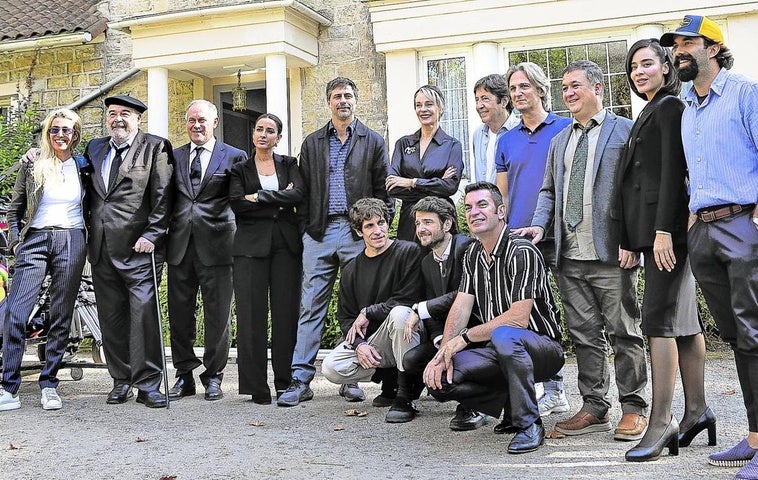 Foto del elenco a las puertas de Chillida Leku, donde se desarrolla el rodaje.