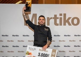 Juan García con el premio del concurso.