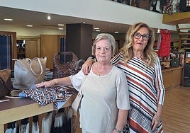 Lola Consuegra, propietaria de la Boutique Loycar, junto a una de sus clientas Marieli Uria.