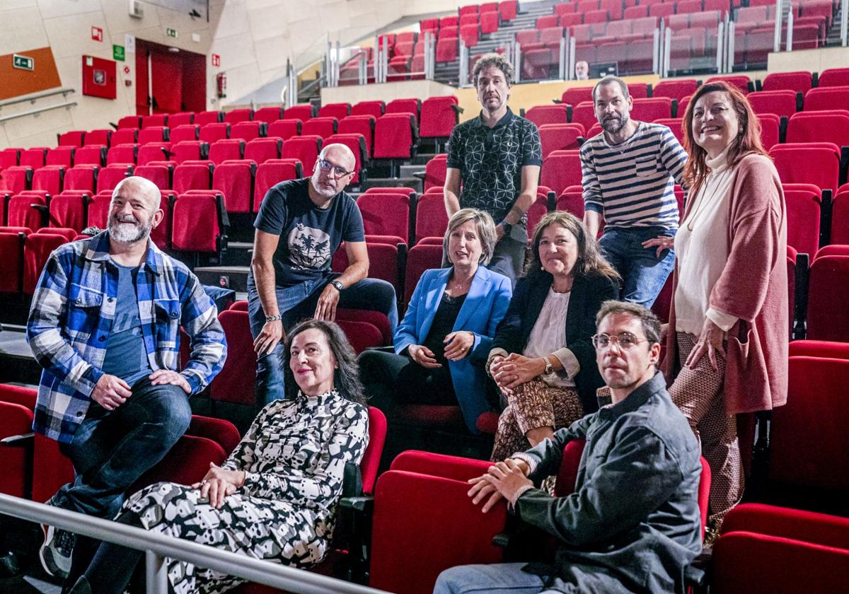 Las compañías vitorianas posan en el arranque del Festival de Jazz de Vitoria.