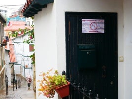 Un cartel rechaza el fenómeno de los alojamientos turísticos en un vivienda del Puerto Viejo de Getxo.