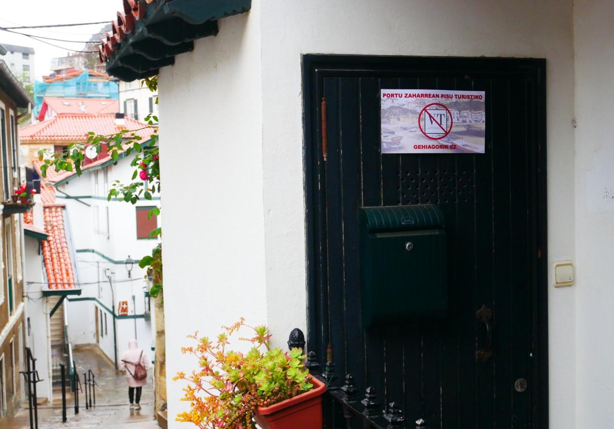 Un cartel rechaza el fenómeno de los alojamientos turísticos en un vivienda del Puerto Viejo de Getxo.