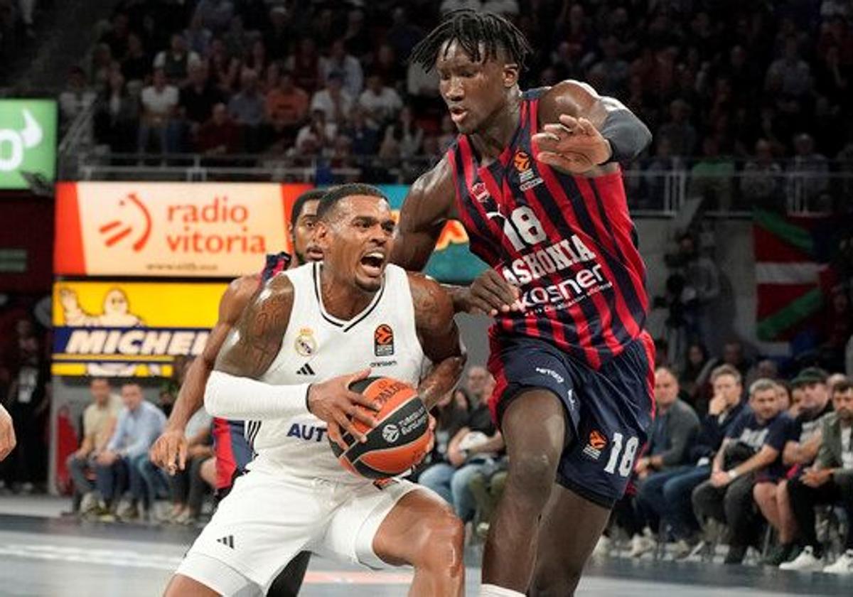 Khalifa Diop defiende a Xavier Rathan Mayes en una acción del partido contra el Real Madrid.