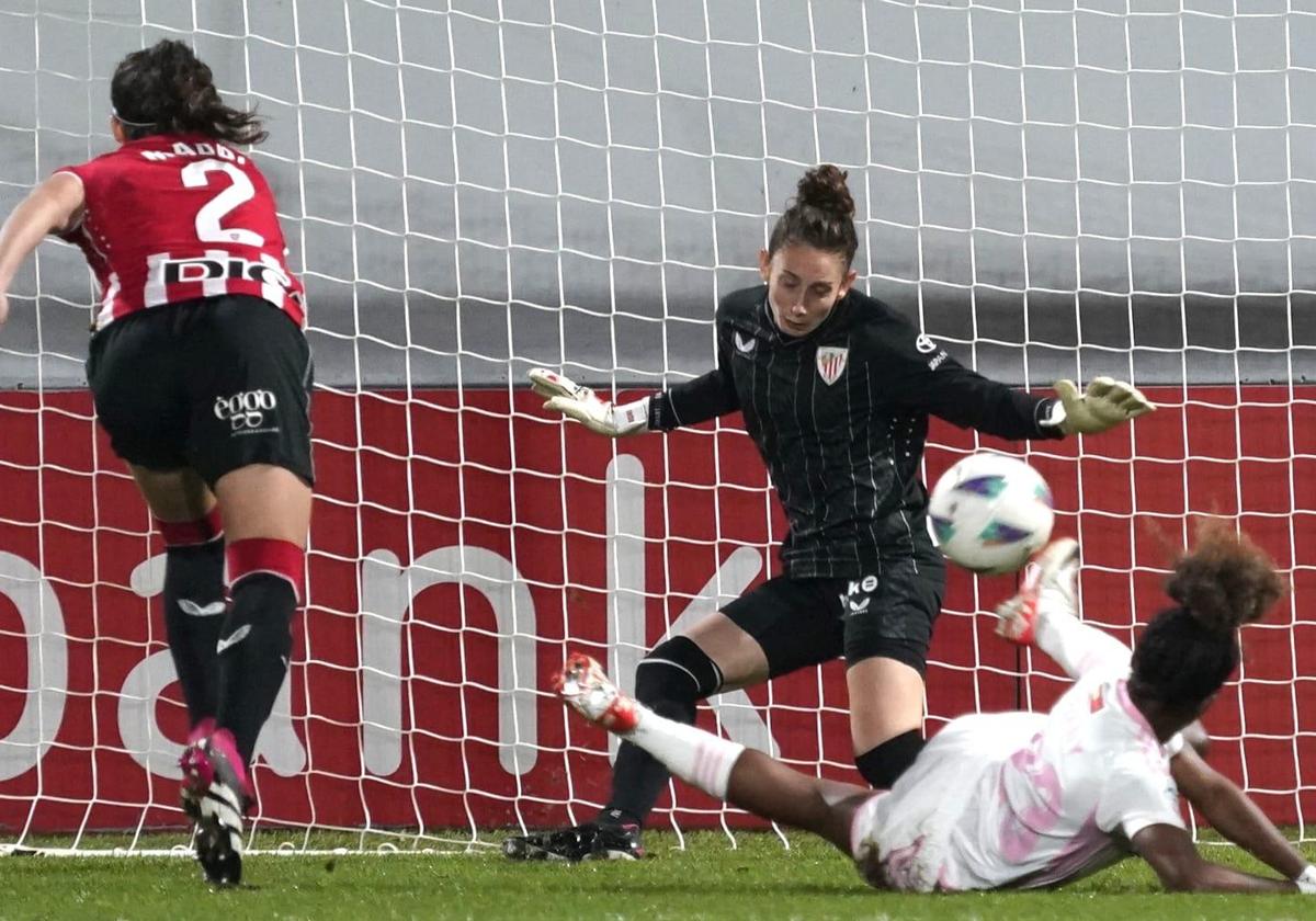 La portera del Athletic, en un anterior partido con su equipo