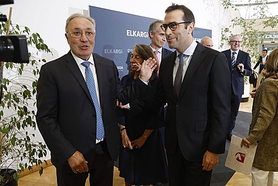 José Antonio Jainaga, presidente de Sidenor, y el ministro de Economía, Carlos Cuerpo.