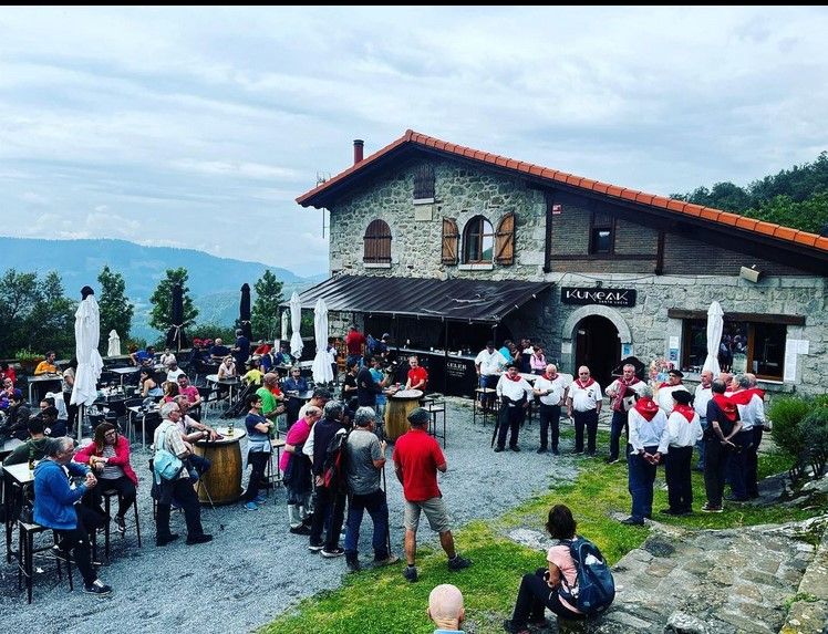 Imagen principal - El bar ha recuperado el ambiente de fiesta en Santa Lucía. 