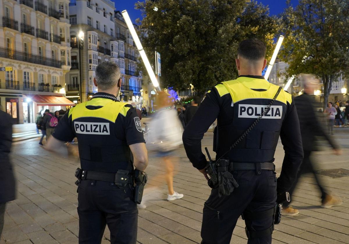 Policías ajenos a la información patrullan por el centro de Vitoria.