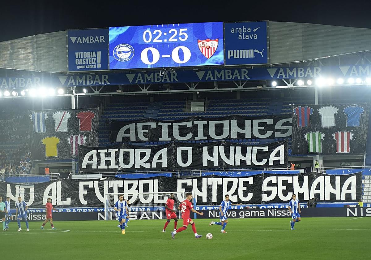 La grada de animación se vació en el partido contra el Sevilla.