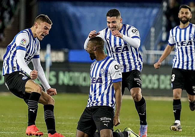 Sylla celebra uno de sus goles con el Alavés.