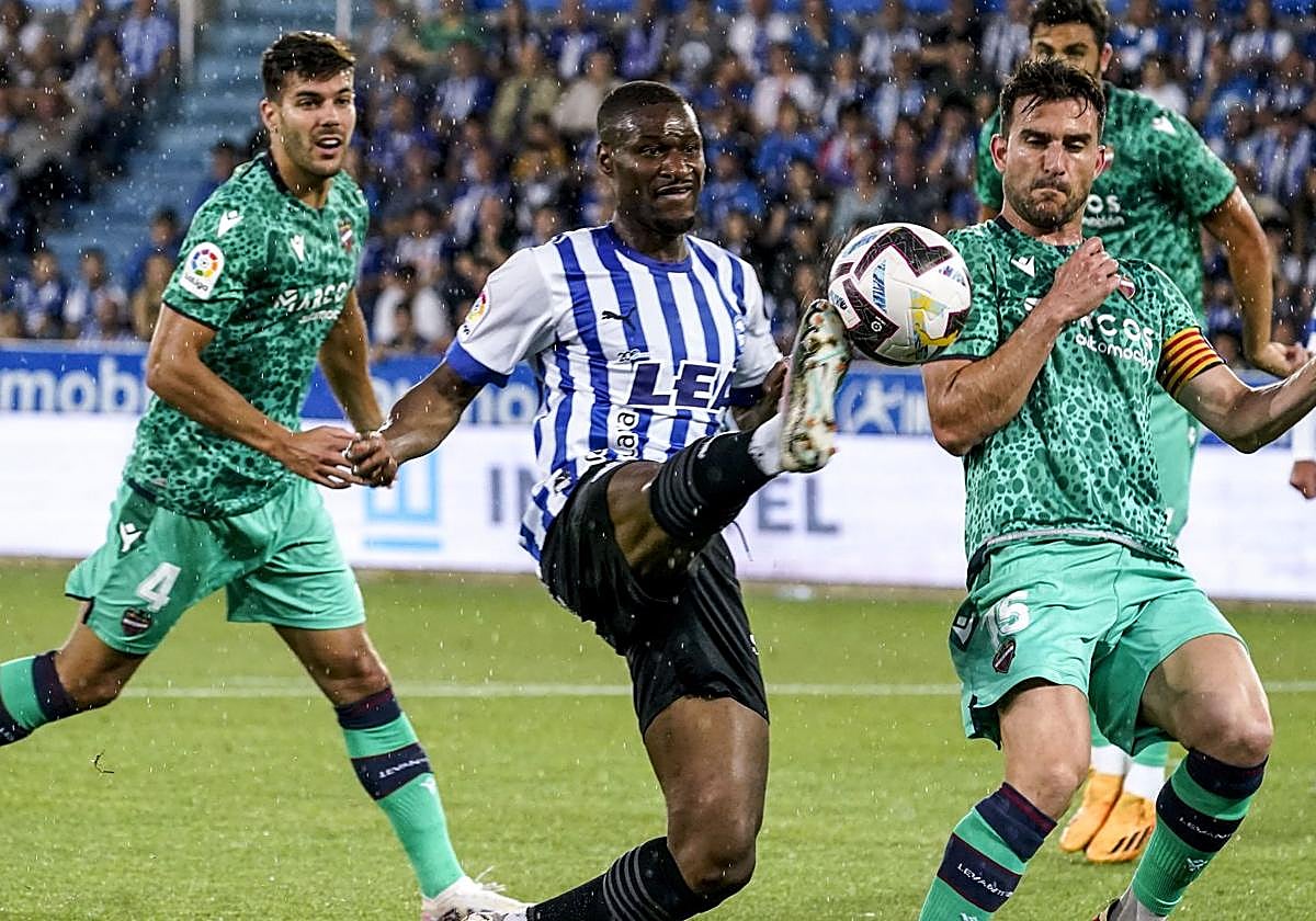 Sylla controla el balón en un partido contra el Levante.