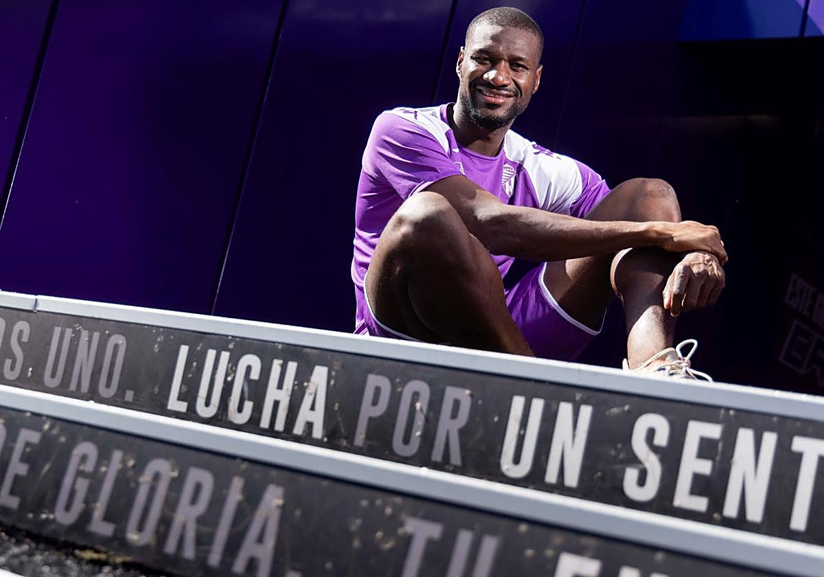 Mamadou Sylla posa vestido con los colores del Real Valladolid en las escaleras del José Zorrilla.