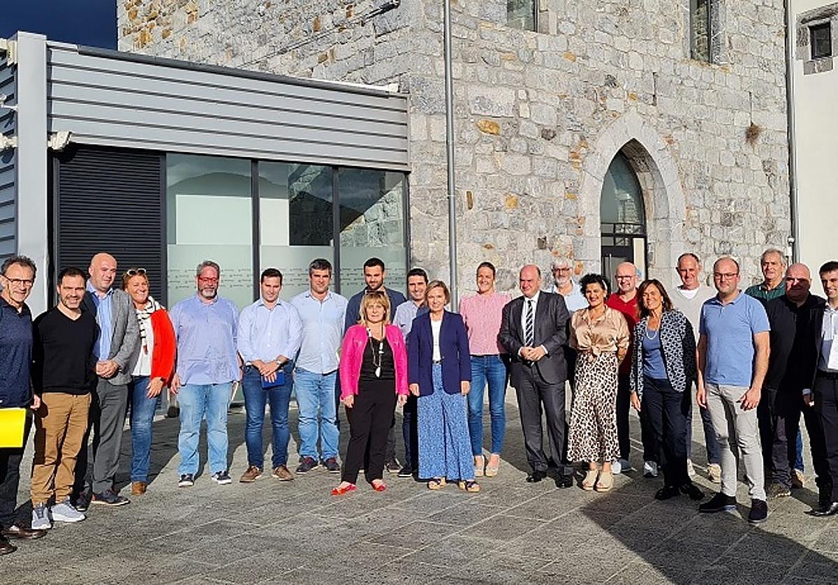 Representantes del Gobierno vasco y la Diputación junto con alcaldes de la comarca de Busturialdea durante su primer encuentro para elaborar el Plan Estratégico comarcal frente a la torre Madariaga de Busturia.