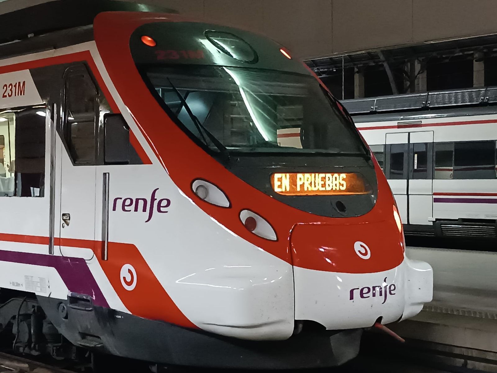 Imagen principal - Llega el primer tren &#039;Civia&#039; para hacer pruebas en las líneas de cercanías de Bilbao