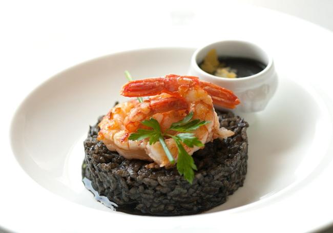 Arroz negro con gambones y alioli de lima.