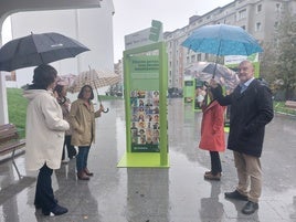 Amaia Agirre, alcaldesa de Getxo, junto a responsables de la Fundación Etorkitza.