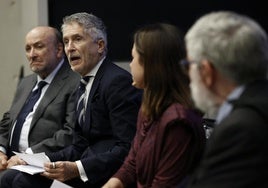 El ministro Grande-Marlaska durante su intervención en la III Jornada de Contar el Terror en la Facultad de Comunicación de la Universidad de Navarra.