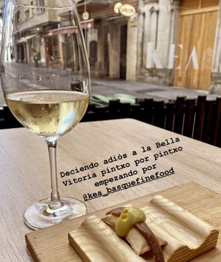 Imagen secundaria 2 - Los jardines de la Catedral Nueva, el mural 'El triunfo de Vitoria' y los pintxos del Kea forman parte del álbum de fotos de la actriz.