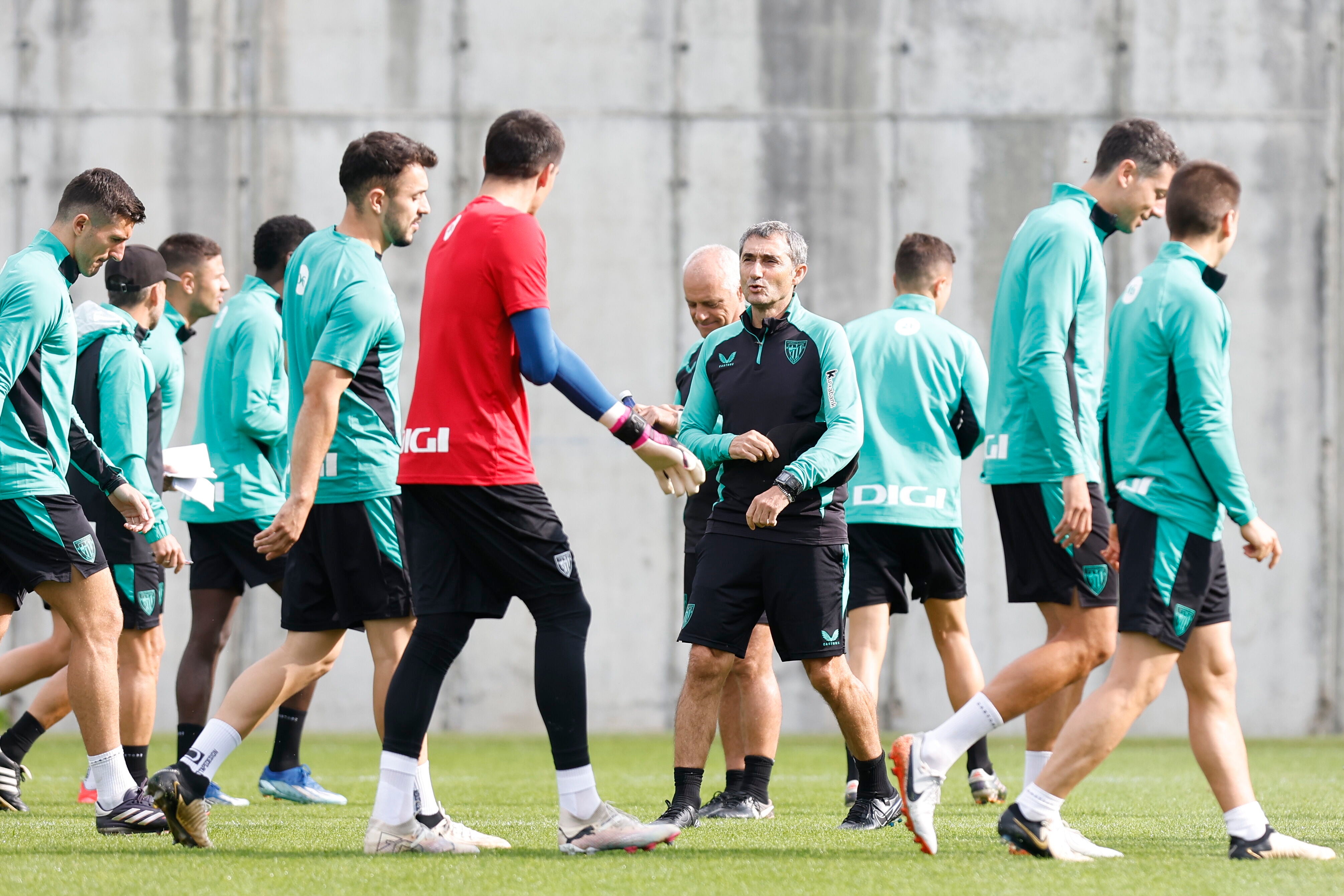 Ernesto Valverde y sus jugadores, en un entrenamiento en Lezama