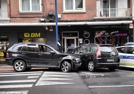 El coche ha chocado contra un segundo vehículo en la calle Abaro.