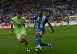 Abde conduce el balón durante el partido ante el Barcelona.