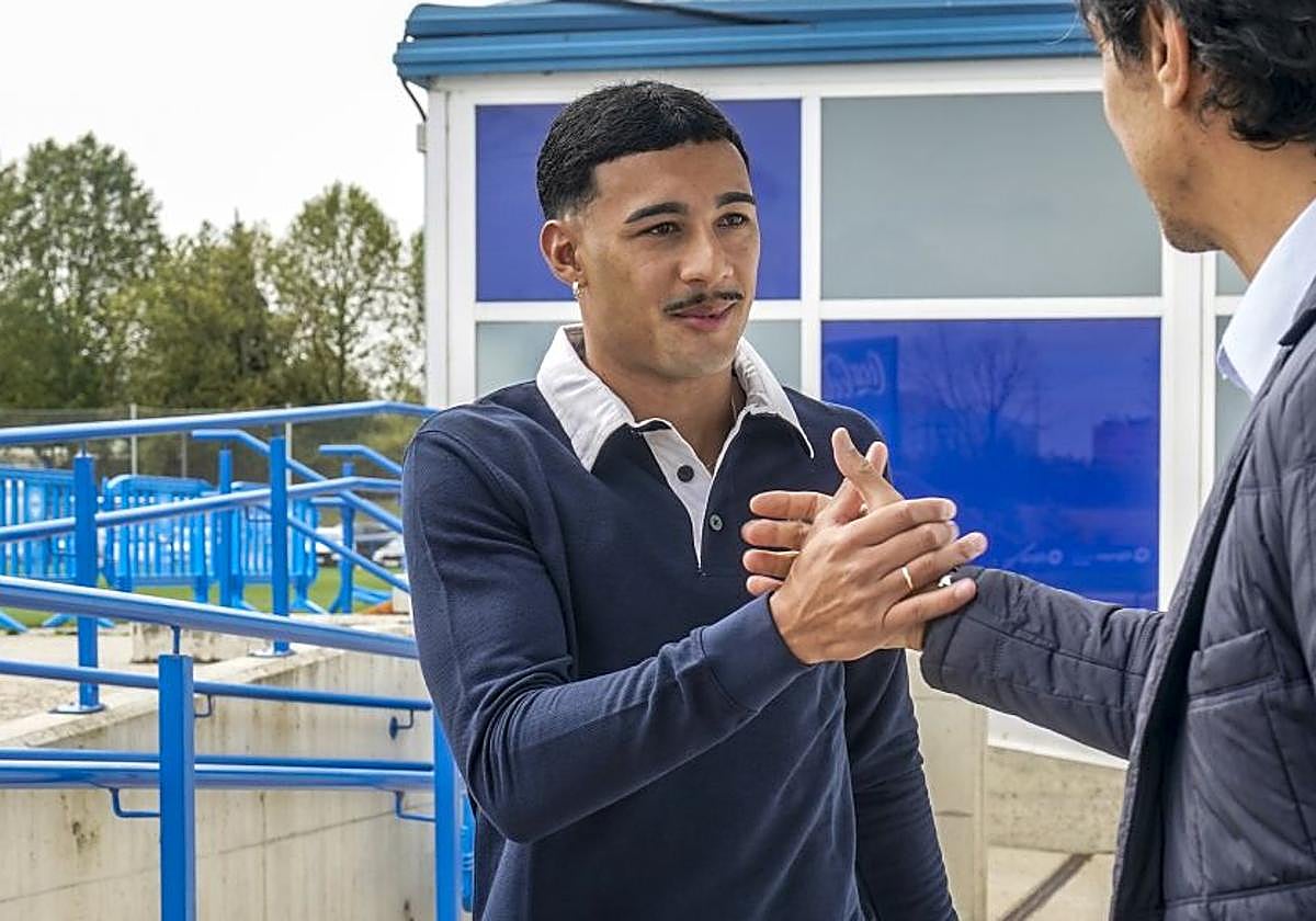 Carlos Benavídez y Sergio Fernández se saludan en Ibaia.