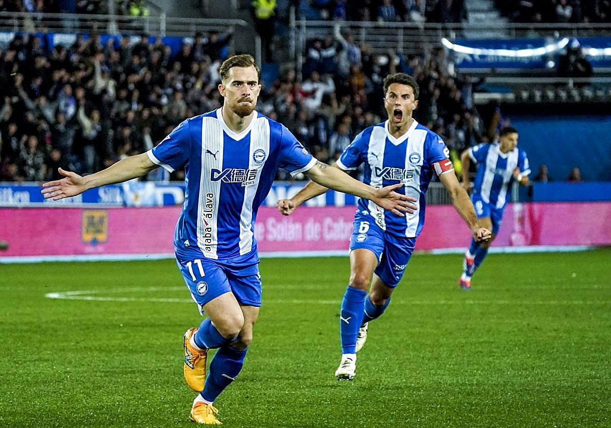 Toni Martínez, durante la celebración del gol, con Guevara de fondo.