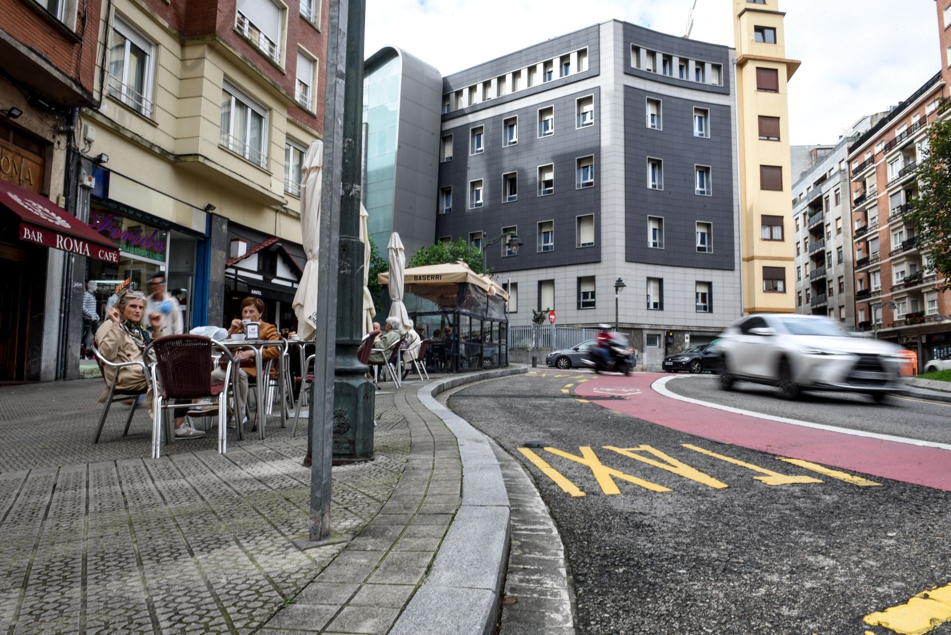 Los usuarios se quejan de que muchas paradas están desocupadas en horas puntas.