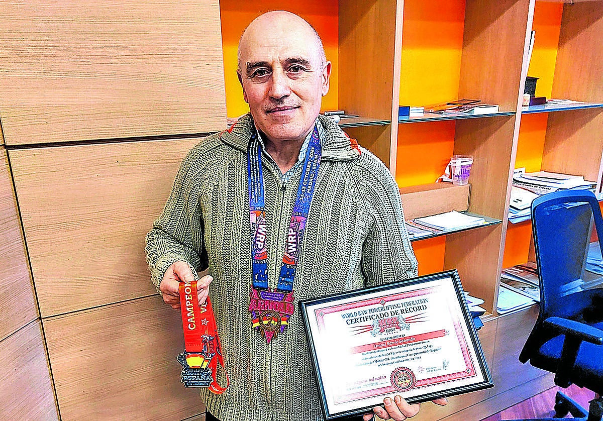 Ismael Barrio muestra las últimas medallas que ha conseguido y el documento que acredita su récord mundial.