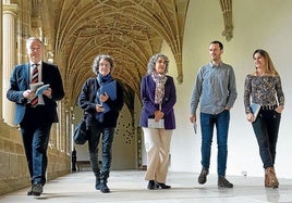 Andoni Iturbe, Julia Otxoa, Ibone Bengoetxea, Jon Urzelai y Aiora Jaka, ayer en el claustro de San Telmo durante la presentación de los premiados.