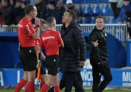 Luis García se dirige al árbitro al final del partido.