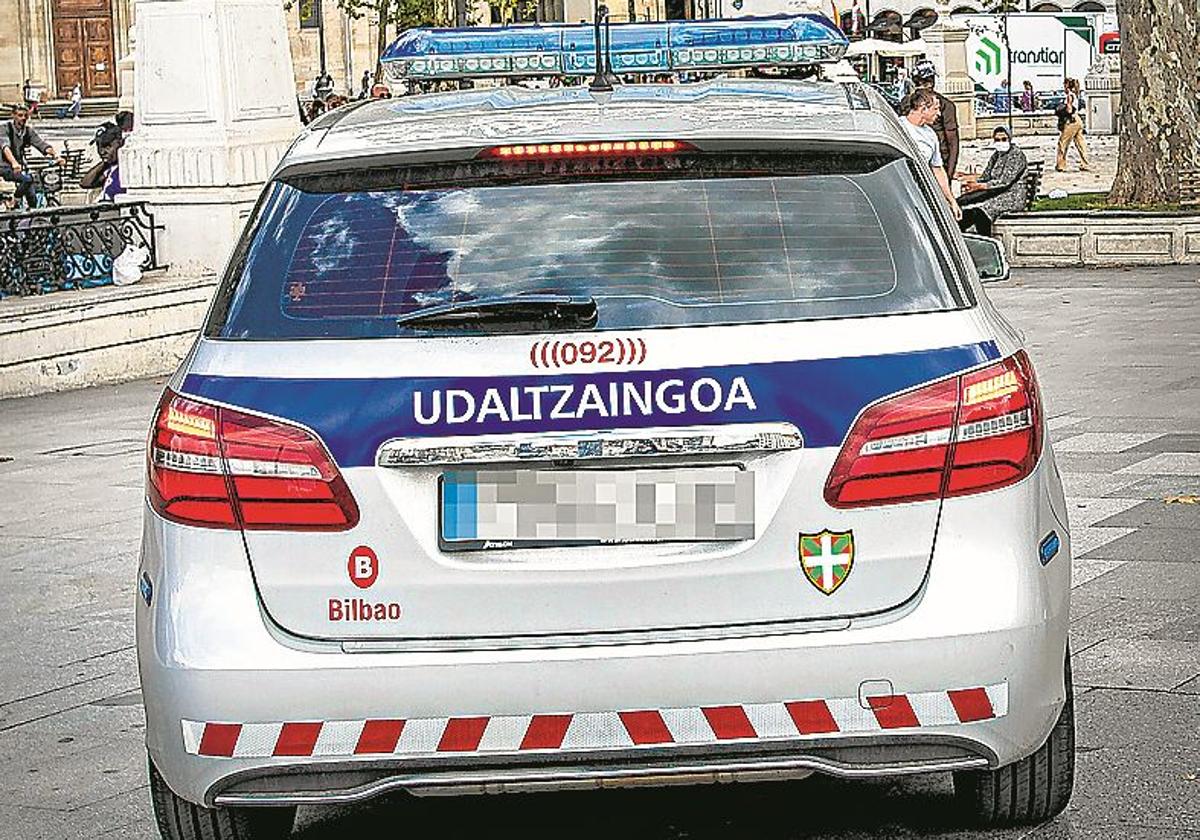 Imagen de archivo de un coche de la Policía municipal de Bilbao.