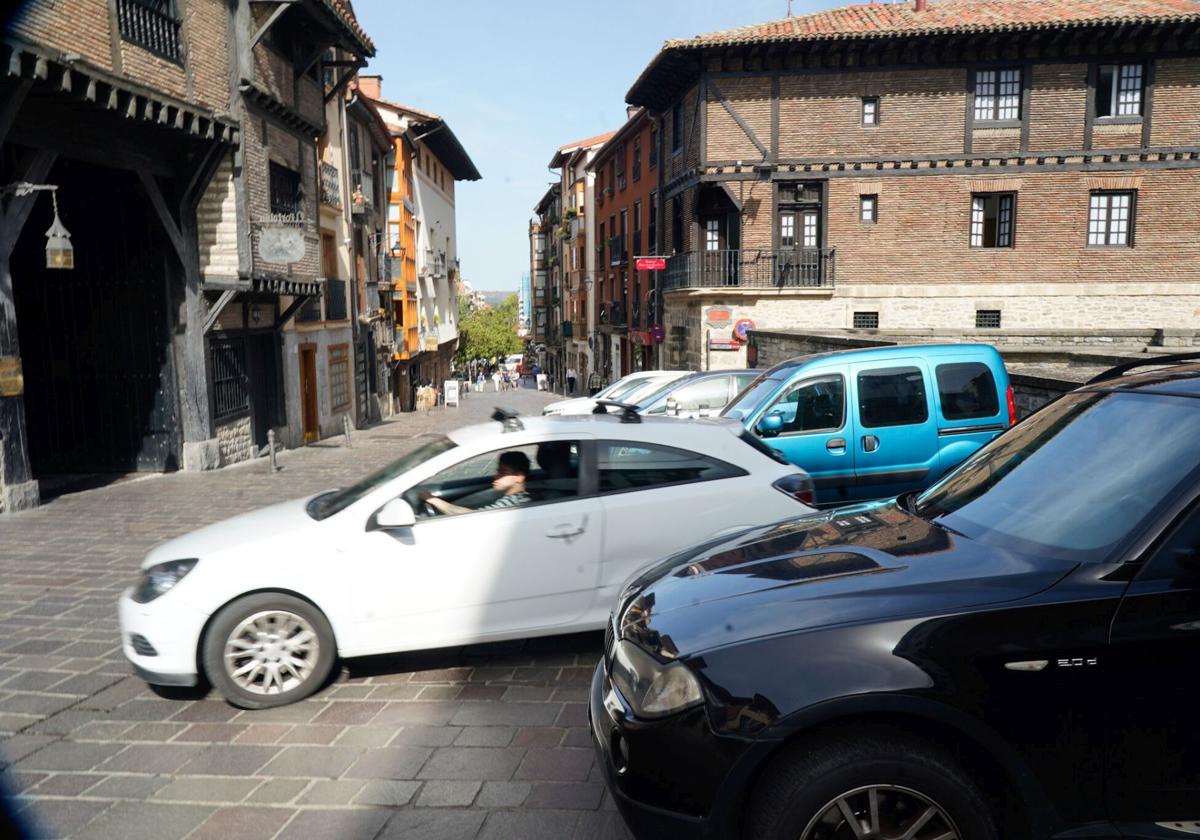 Vehículos en el Casco Medieval de Vitoria.