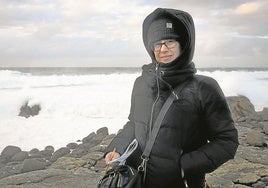 La escritora Noemí Sabugal, en un paisaje de la Costa da Morte.