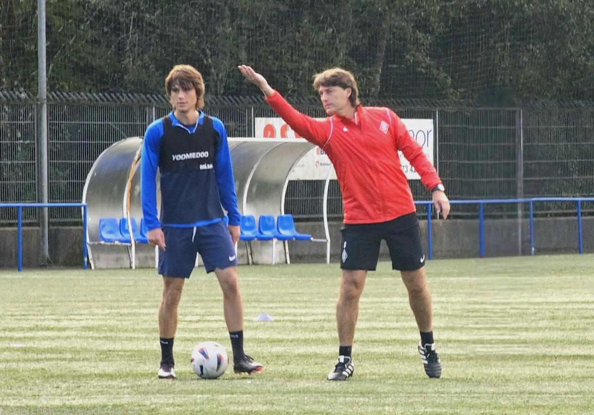 Julen Guerrero alecciona a su hijo Julen Jon durante el entrenamiento de este viernes.