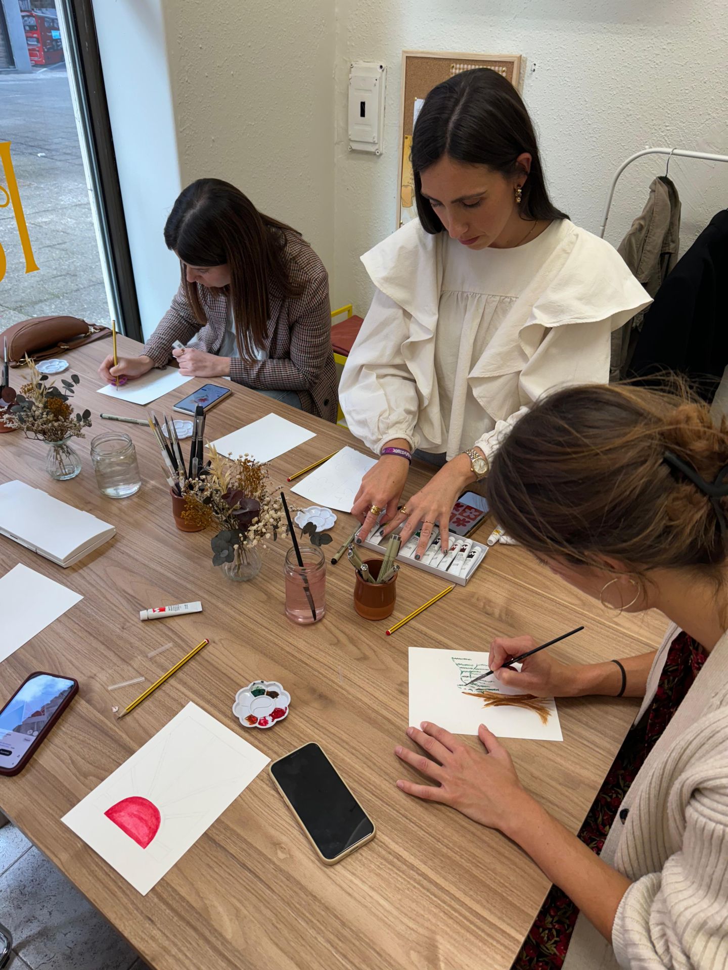 El sueño de dos amigas: un novedoso espacio en Galdakao para pintar o tejer tomando un café