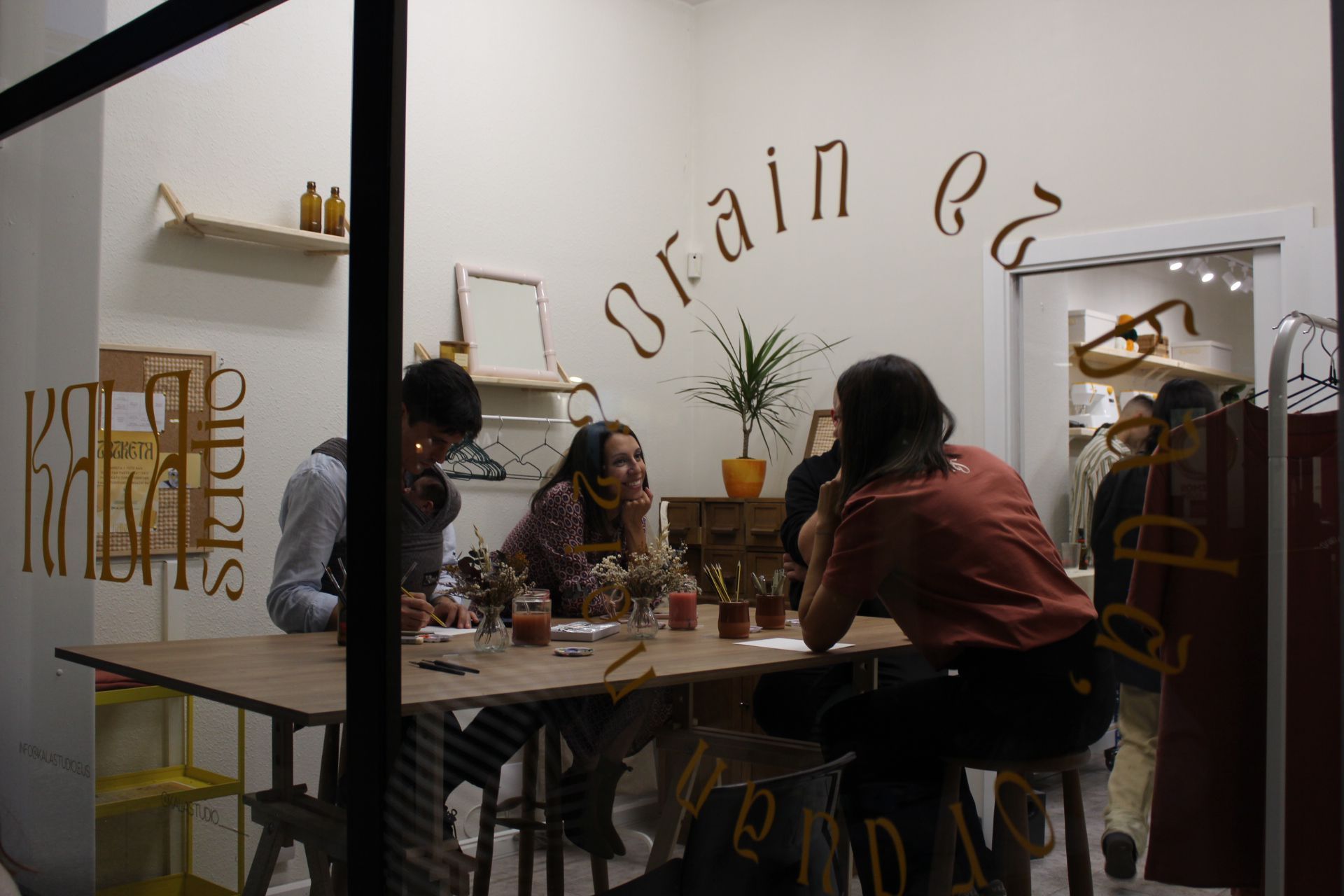 El sueño de dos amigas: un novedoso espacio en Galdakao para pintar o tejer tomando un café