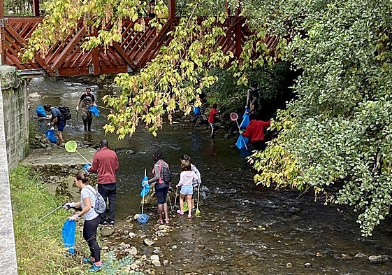 Los vecinos recogerán la basura del río Mañaria en Durango.