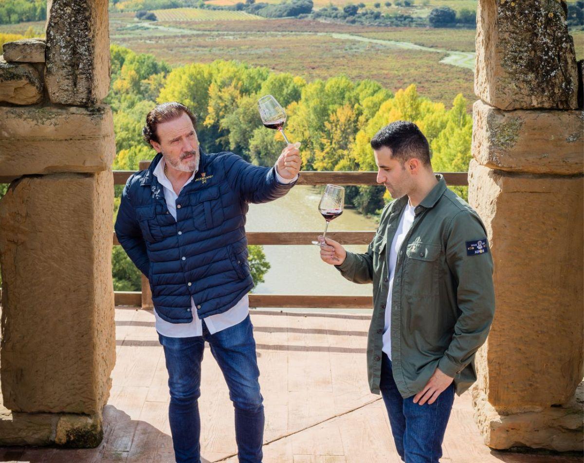 El bodeguero Juan Jesús Valdelana y su hijo Juan, enólogo e ingeniero agrícola, bajo el arco desde el que se contempla el meandro del Ebro, en Elciego (Rioja Alavesa).