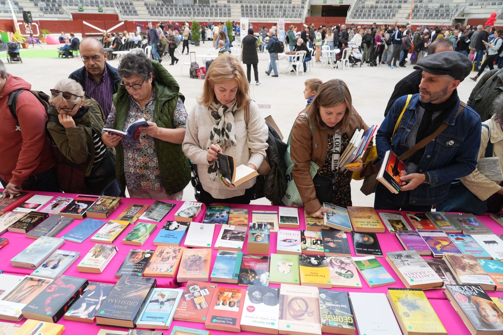 El Mercado del Trueque llena el Iradier con 5.000 libros