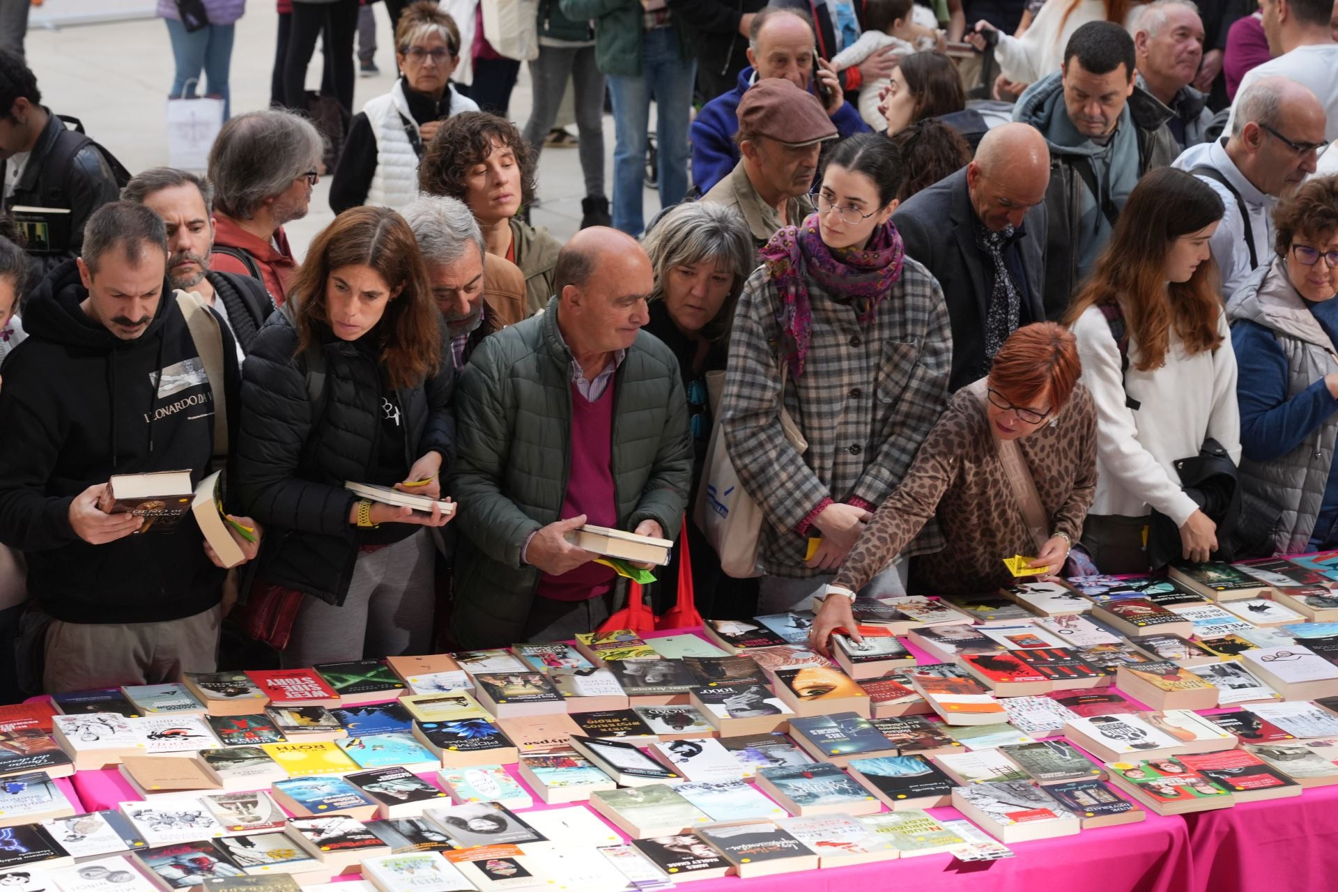 El Mercado del Trueque llena el Iradier con 5.000 libros