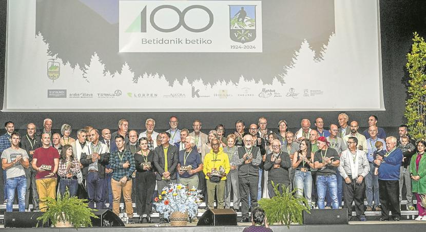 Foto de familia de las decenas de galardonados por la Federación Vasconavarra de Montaña con motivo de su centenario.