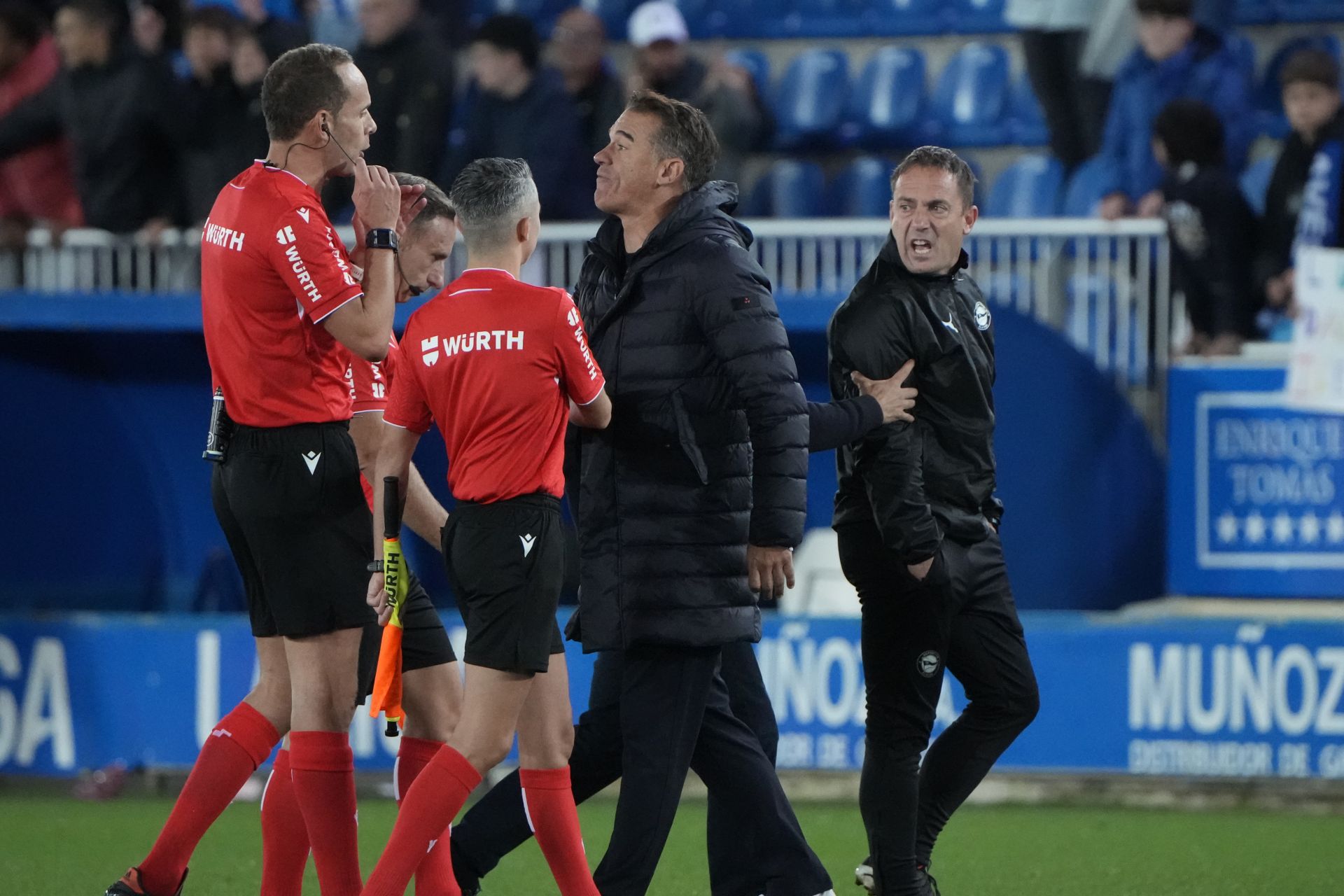 Luis García se dirige al árbitro al final del partido.