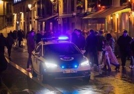 Una patrulla de Ertzaintza en Vitoria en tareas de vigilancia ajenas a la información.