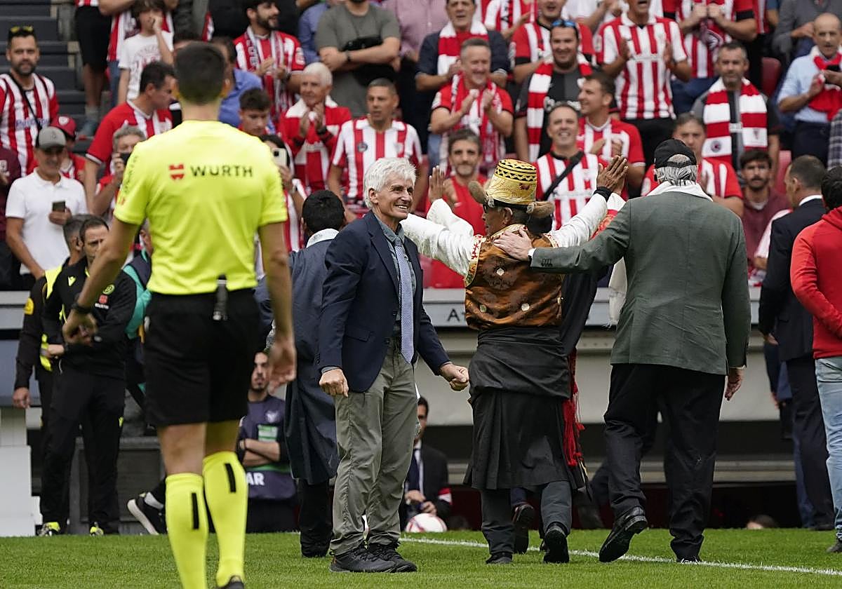 Zabaleta y el sherpa Pasang hacen el saque de honor