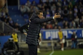 Luis García da instrucciones durante el duelo ante el Valladolid.