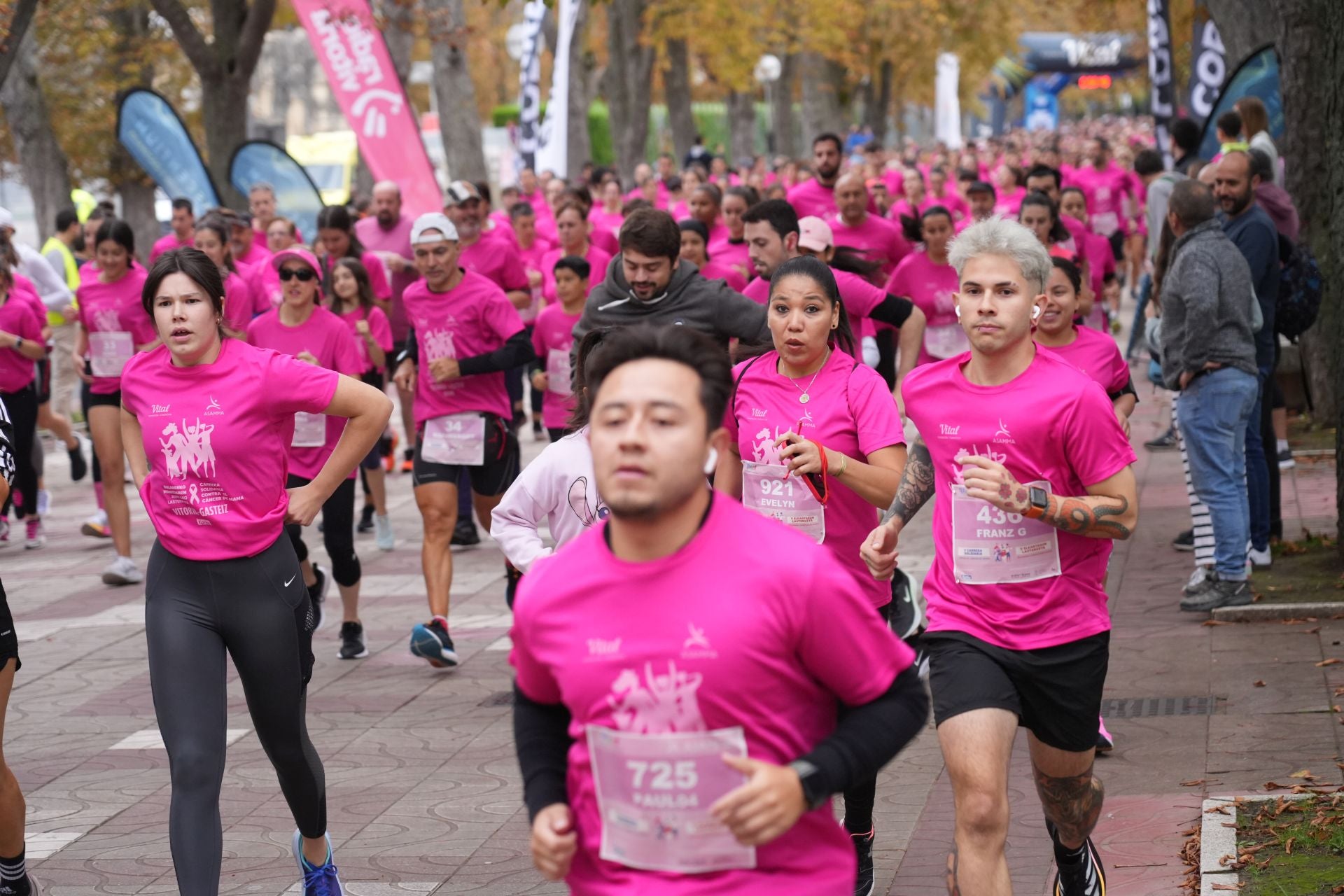 La marea rosa contra el cáncer de mama toma Vitoria