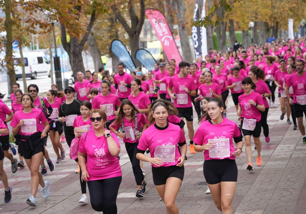 La marea rosa contra el cáncer de mama toma Vitoria