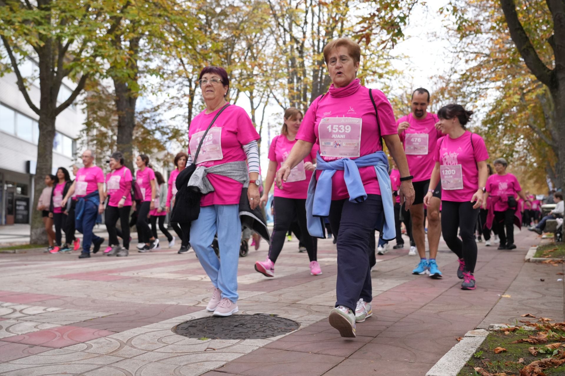 La marea rosa contra el cáncer de mama toma Vitoria