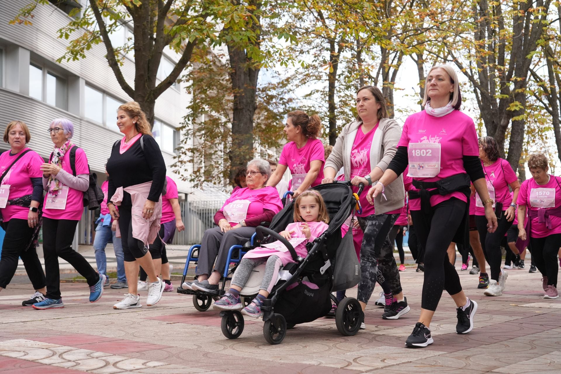 La marea rosa contra el cáncer de mama toma Vitoria